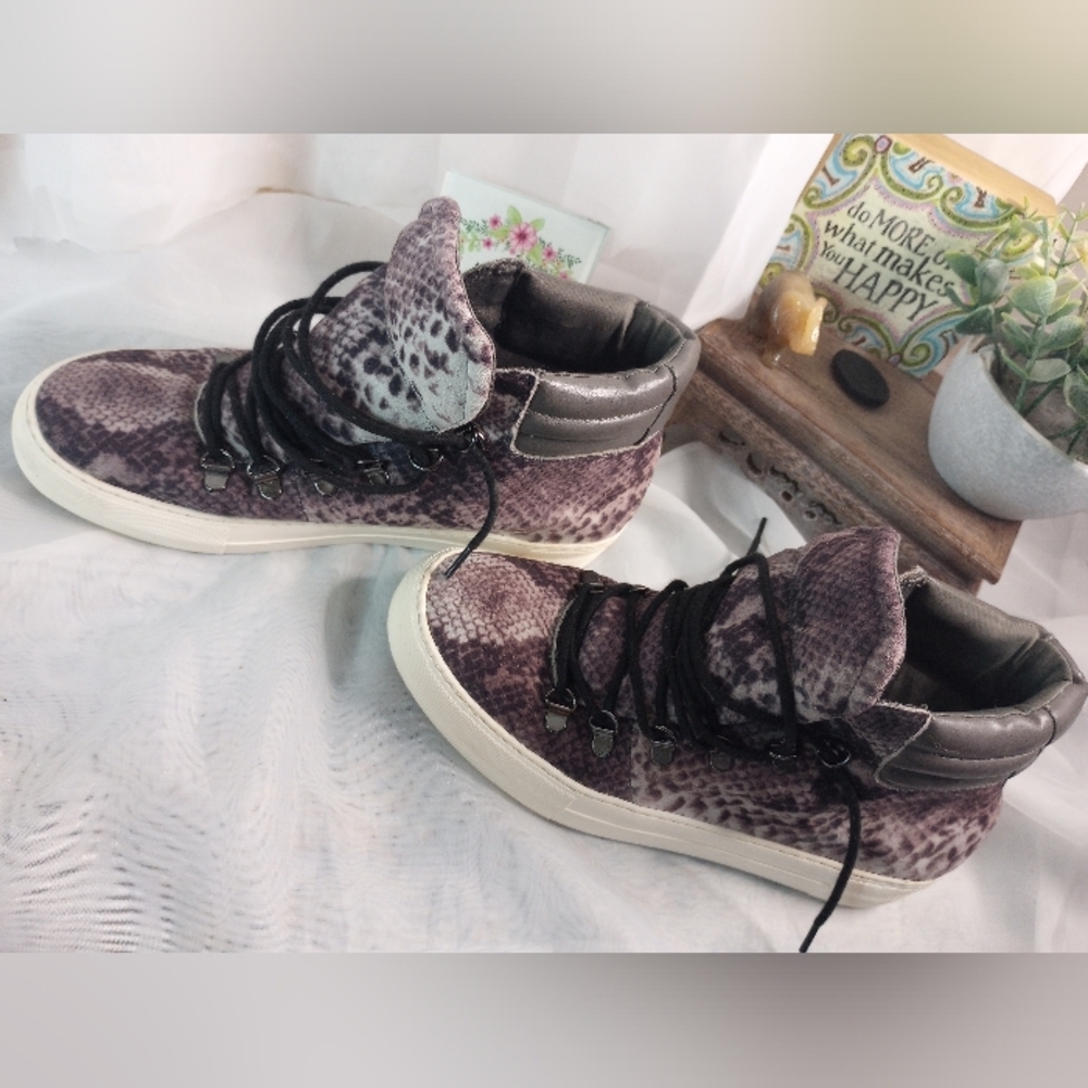 Madden Girl Beezy women's size 8